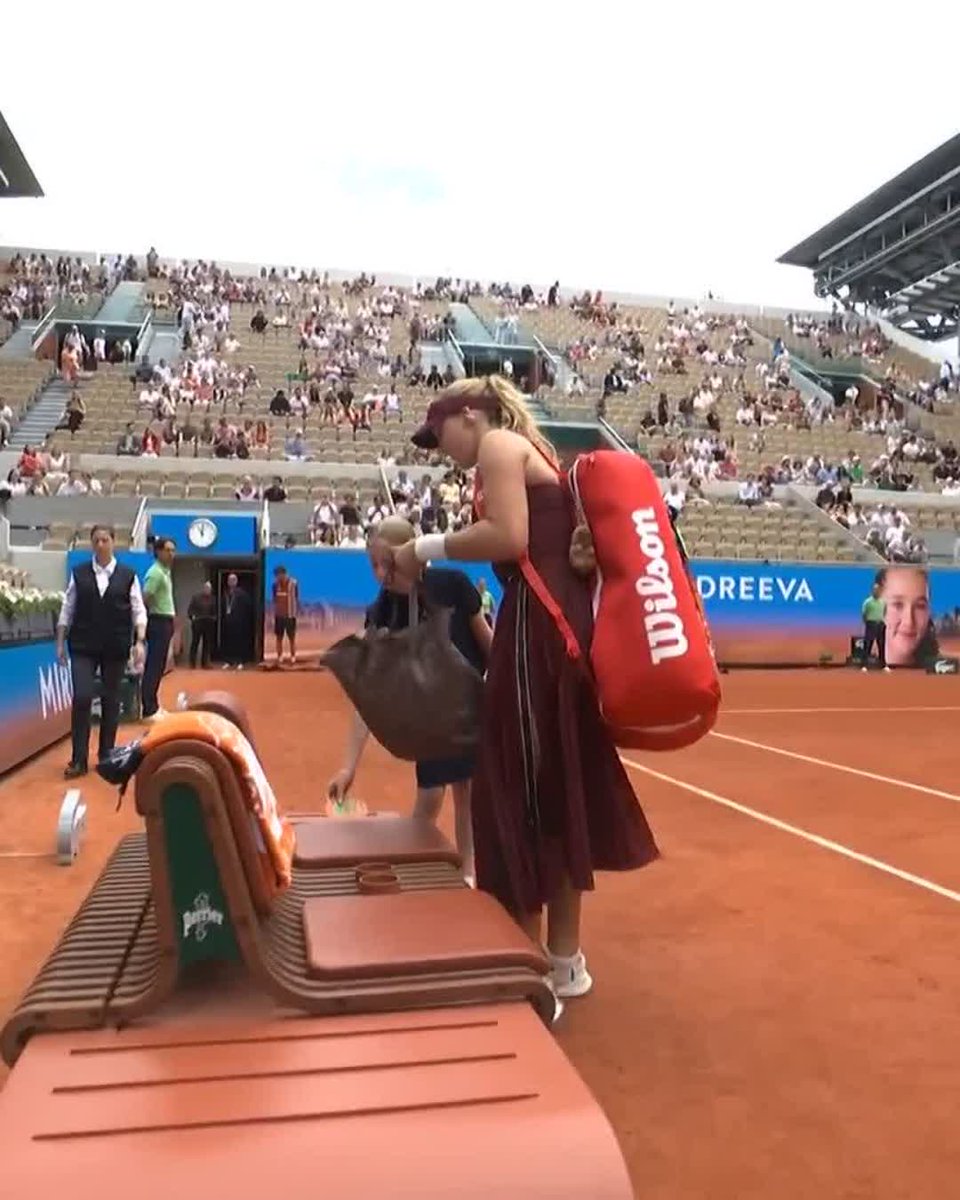 Mirra Andreeva walked on court for her 3rd Round Roland Garros match in the Nike skirt that Qinwen Zheng said she was too shy to wear. 😂😂😂 Who is this diva.