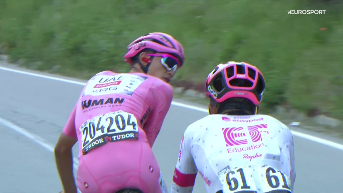Del Toro pide relevo a Carapaz viendo que se le escapa la maglia rosa. #GirodItalia