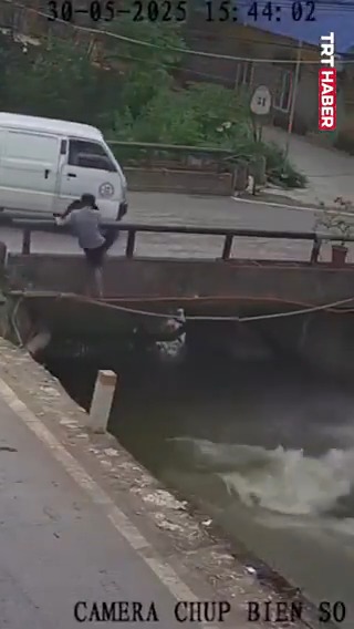 Vietnam'da kanala uçan motosikletten son anda atlayan adamın görüntüleri film sahnelerini aratmadı.