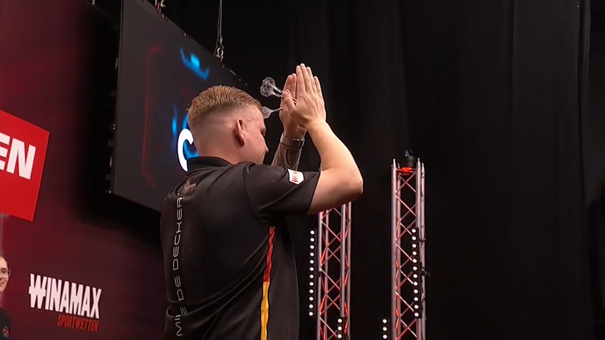 DE DECKER SEALS THE DEAL! Mike De Decker completes a 6-3 victory over Ryan Joyce, with the Belgian averaging just over 101! 📺 #ET8