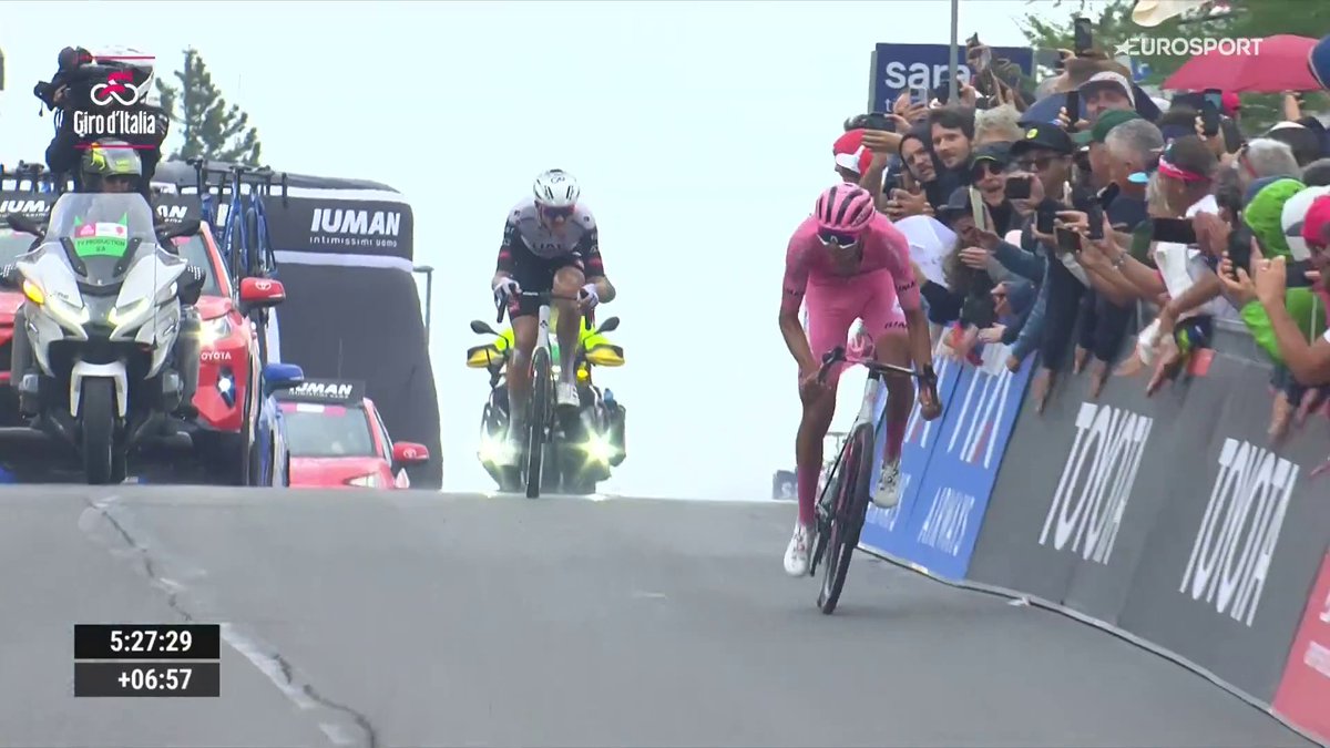 Isaac del Toro llega a meta a 5'13" de Simon Yates. #GirodItalia