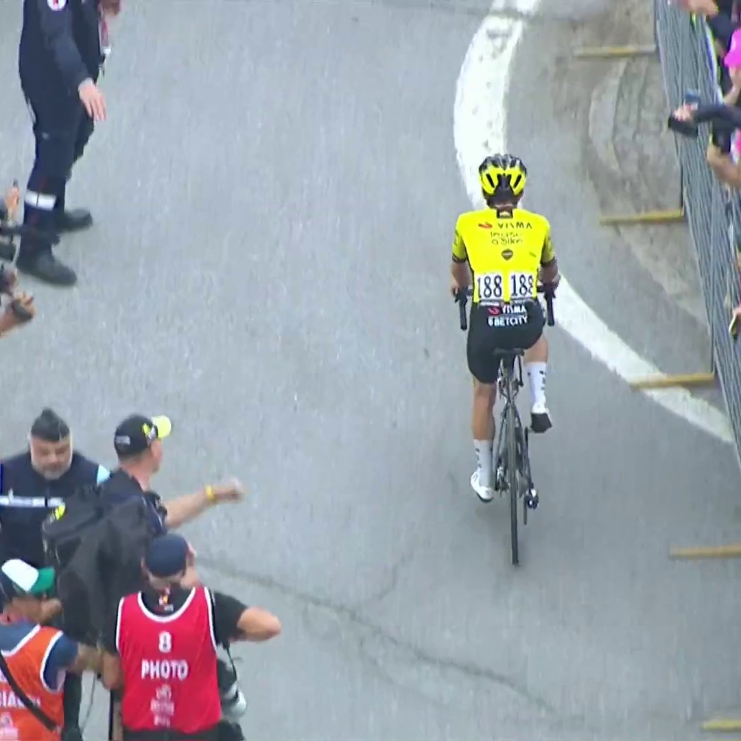 Simon Yates banishes the demons of 2018 to ride into the Maglia Rosa and all but seal the 2025 Giro d’Italia! 🩷