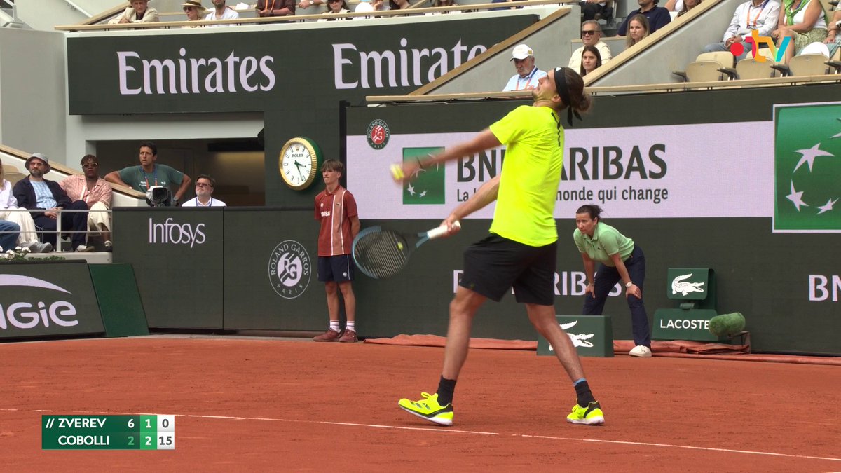 #RolandGarros | 🥐 Certains se régalent de leur séjour en France en dégustant un croissant XXL sur le Chatrier 👀