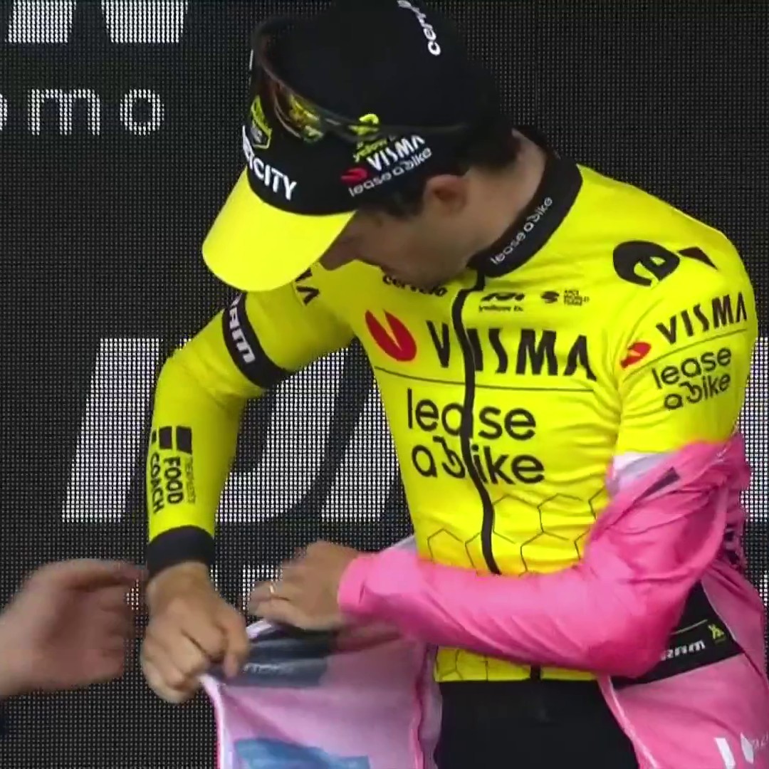 Simon Yates gets his hand on the maglia rosa once again! 🩷