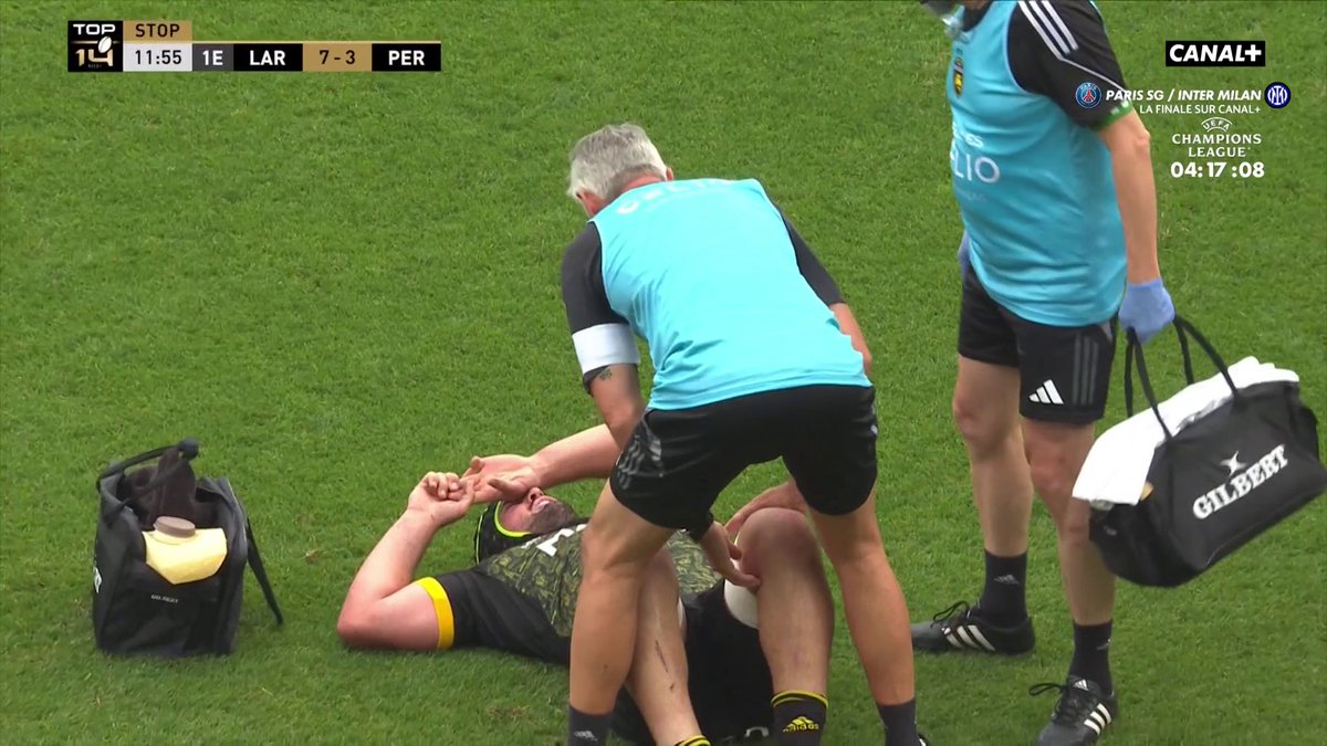 Gros coup dur pour La Rochelle ❌ Touché au genou, Grégory Alldritt doit quitter la pelouse en début de rencontre face à l'USAP ! #SRUSAP | #TOP14