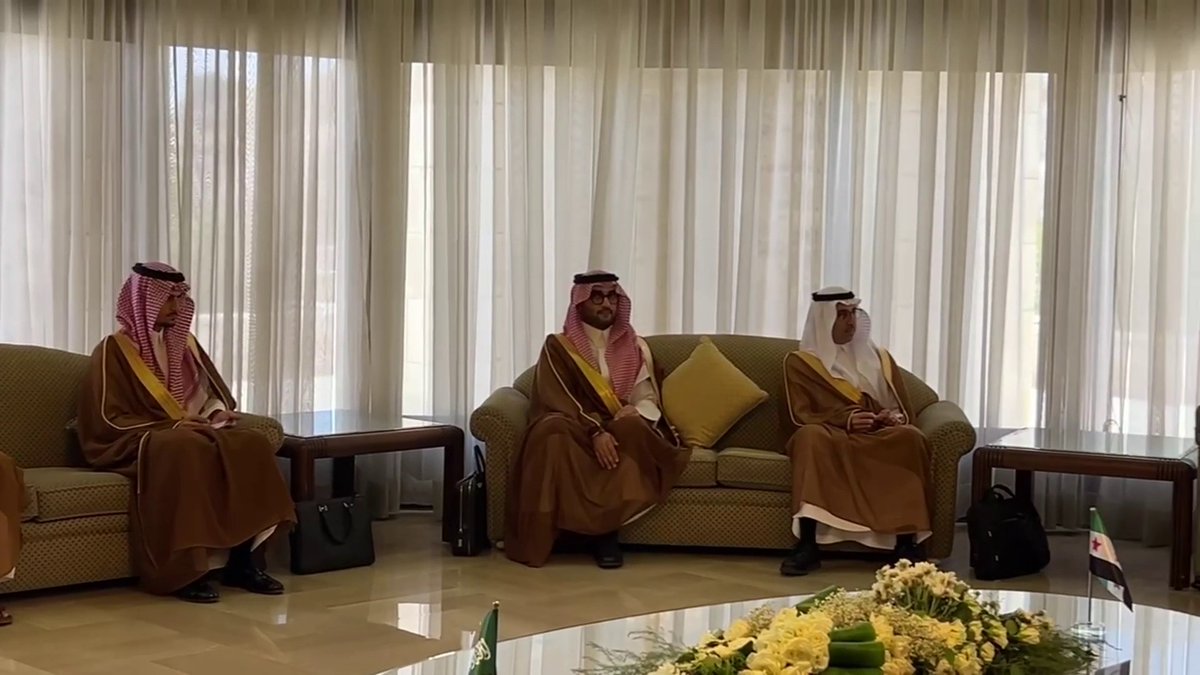 لقطات من اللقاء الذي جمع الوفد الاقتصادي السعودي رفيع المستوى مع وزراء الاقتصاد والمالية والطاقة في سوريا #الإخبارية