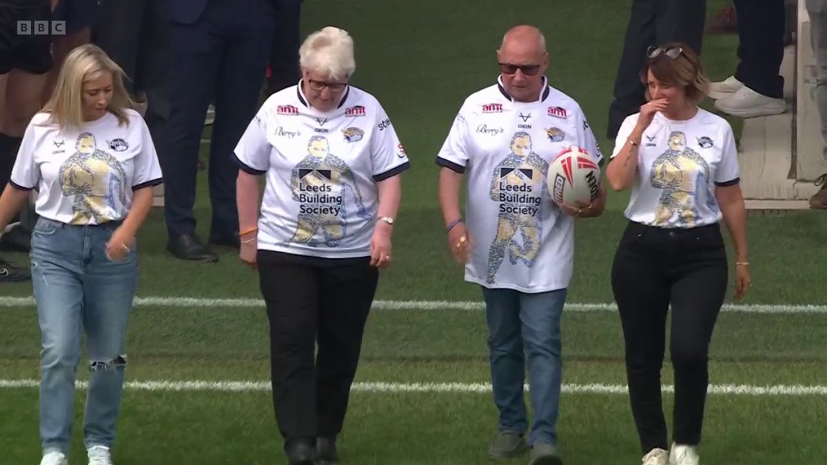 Rob Burrow's family bring the match ball out for Leeds Rhinos' MND awareness game. ❤️