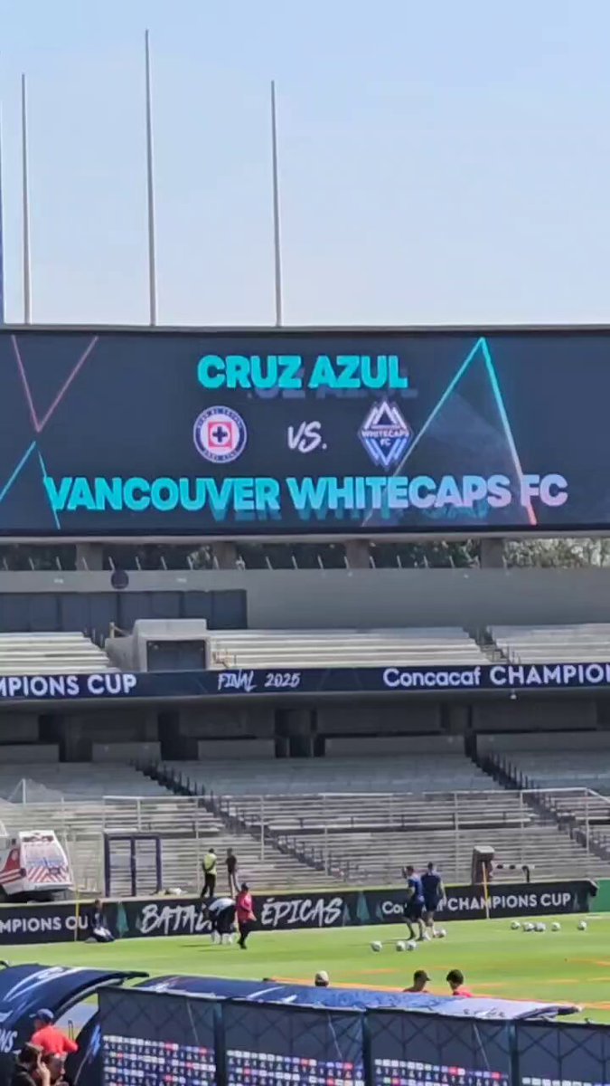 Lo que no querían en Pumas tuvo que ocurrir. Por protocolo de Concacaf, todos los escudos universitarios fueron tapados en CU, también retiraron banderas y en el escudo principal está el logo de la competición. La casa de Cruz Azul para la final. Esto en Línea