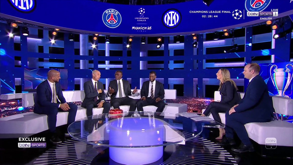 🎂 Marcel Desailly with a belated birthday cake delivery for his former Chelsea teammate Roberto Di Matteo 😅 #beINUCL #UCLfinal