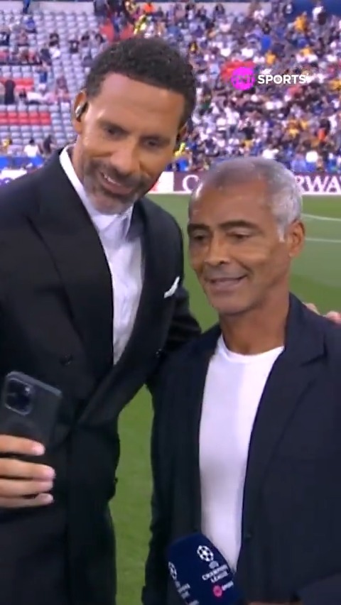 📸✨ Rio Ferdinand simply had to get a photo with the Brazilian legend Romario! 🇧🇷👑