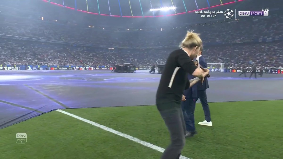 لحظة دخول كأس دوري الأبطال رفقة النجمين زانيتي وباستوري 🏆🔥 أجواء لا تُنسى، تفيض بالحماس والإثارة! 🤩 📦 اشترك الآن 👇 🔗 📱 #دوري_أبطال_أوروبا | #نهائي_الأبطال | #باريس_سان_جيرمان | #إنتر | #باريس_إنتر