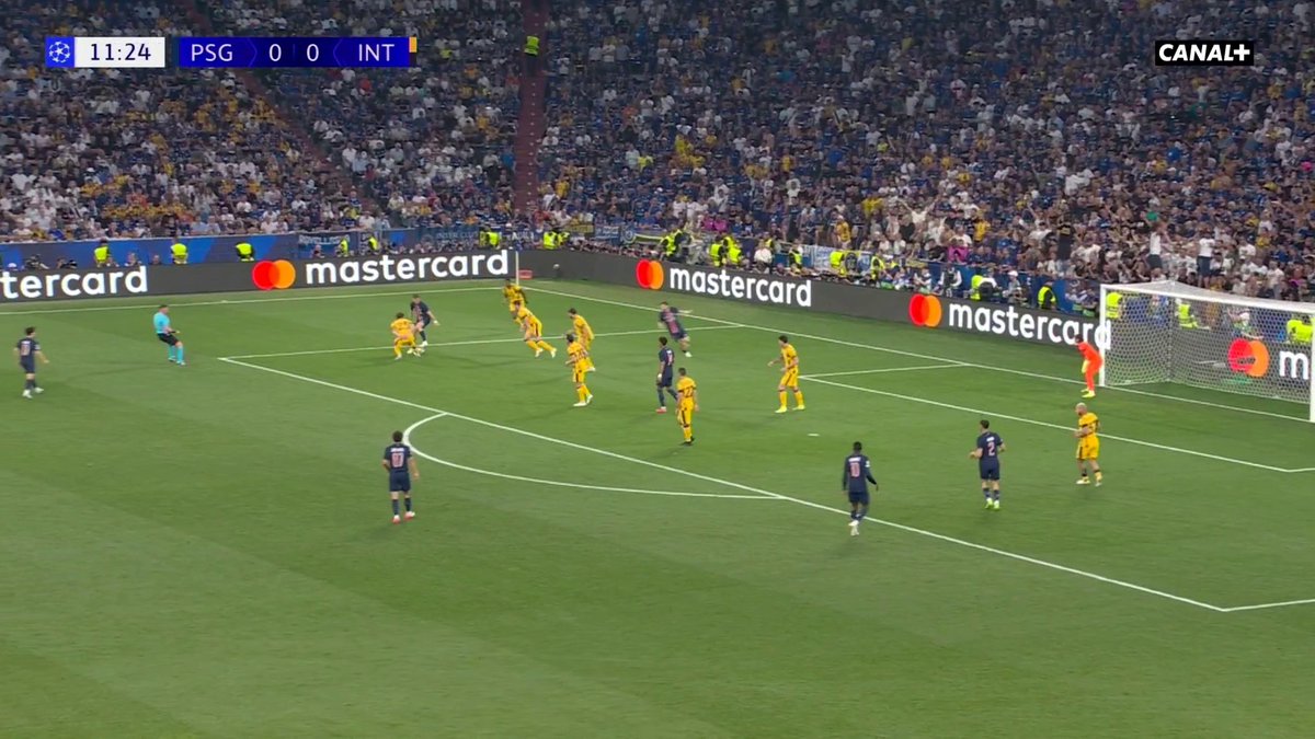 🇲🇦 HAKIMI OUVRE LE SCORE !!!! PARFAITEMENT SERVI PAR DOUÉ, LE MAROCAIN CONCLUT DANS LE BUT VIDE 😍 1-0 pour le PSG dès la 12e minute de jeu ! #PSGINT | #UCLFinal