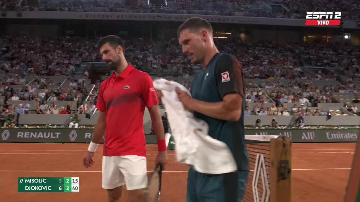 ¡QUE VIVA EL FAIR PLAY! 👏 Djokovic 🤝 Misolic. 📺 Mirá nuestros partidos de #RolandGarros en #DisneyPlus.