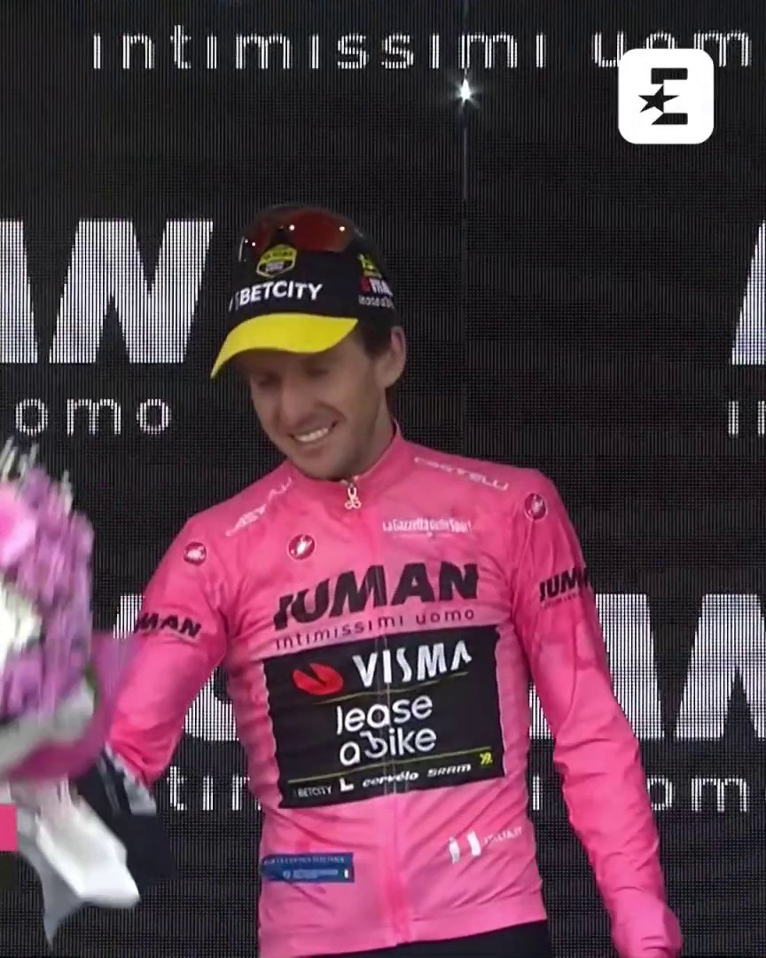 Dal crollo che gli ha tolto la maglia rosa all'azione che gliel'ha regalata🥹 Dopo sette anni Simon Yates trova la sua redenzione sul 'maledetto' Colle delle Finestre😍 #GirodItalia