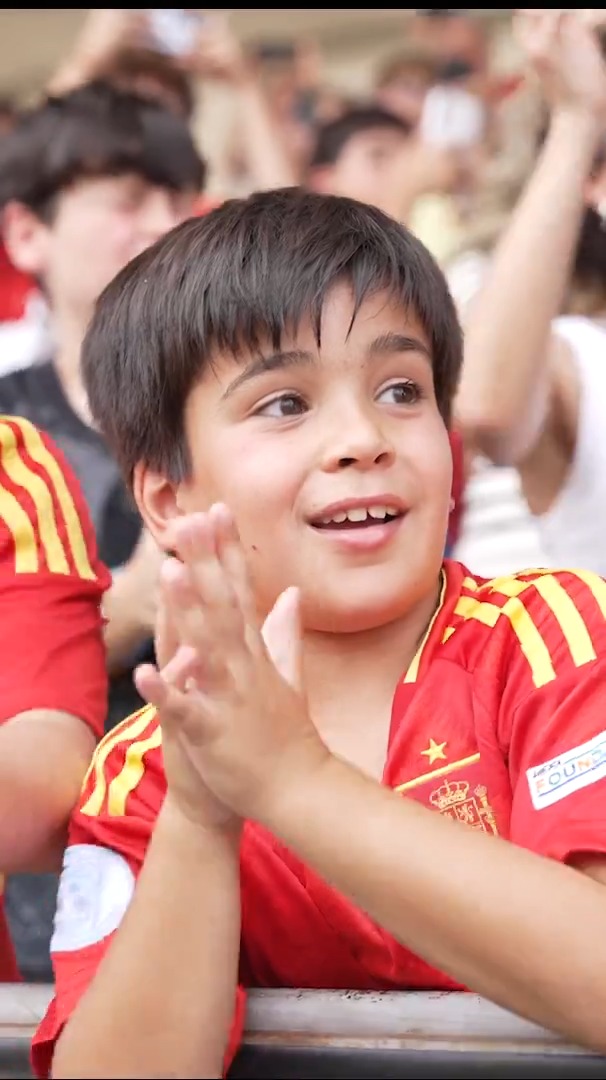 😍 ¿Qué haríamos sin vosotros? 𝗚𝗥𝗔𝗖𝗜𝗔𝗦 𝗣𝗢𝗥 𝗧𝗔𝗡𝗧𝗢, afición. #NationsLeague | #VamosEspaña