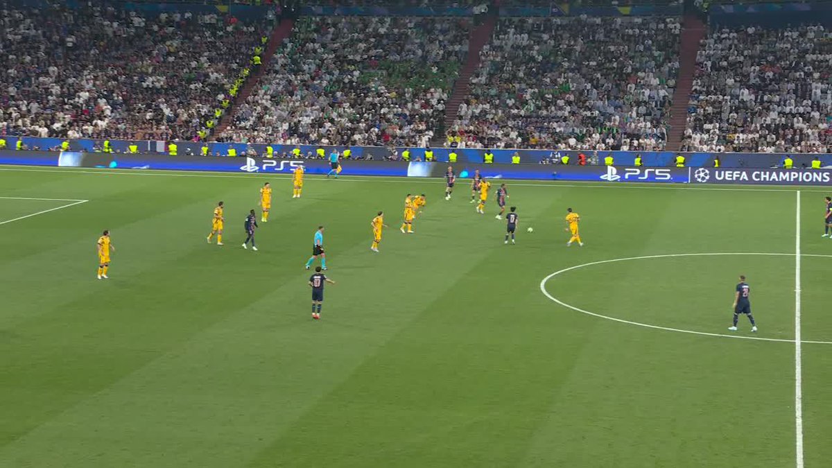 ¡LOS HINCHAS DE PSG DISFRUTAN DEL BAILE ANTE INTER CON EL "OLE"! 📺 La #UCLFinal, por #DisneyPlus