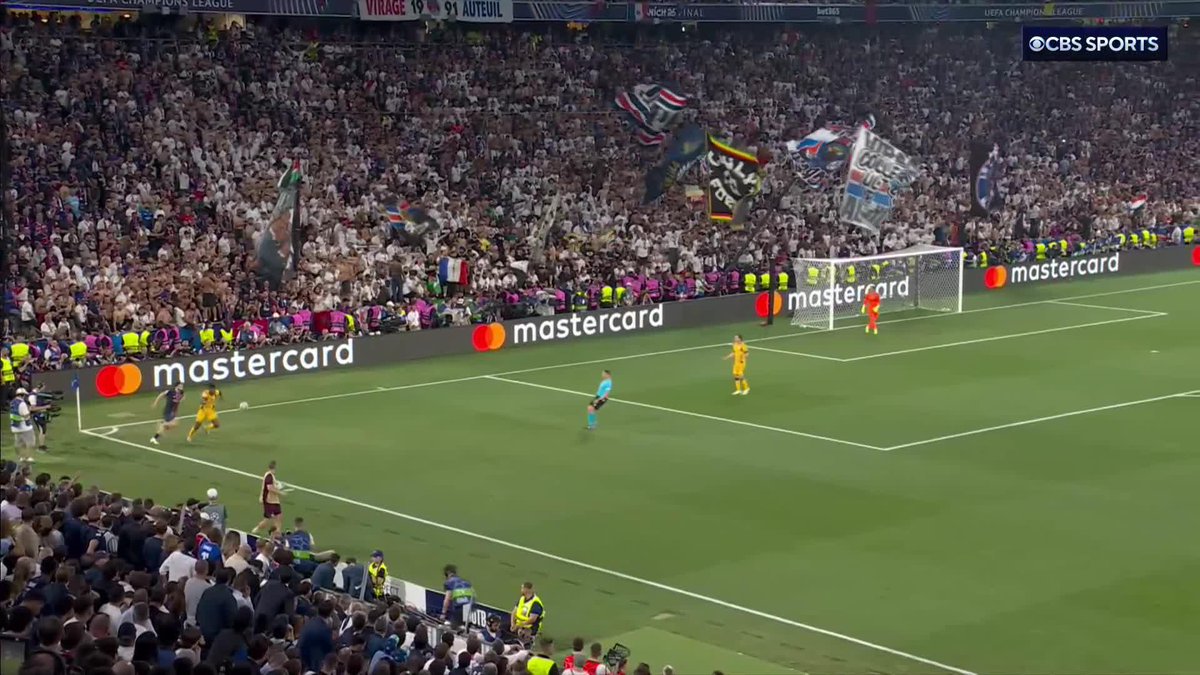A chance for the fifth PSG goal slipped past Bradley Barcola 😳