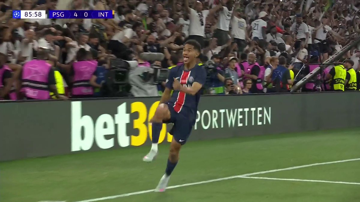 Look at the reaction from Senny Mayulu ๐
The homegrown PSG teen comes off the bench and bags a goal in the Champions League final... and you can see what it means to him and the squad ๐
