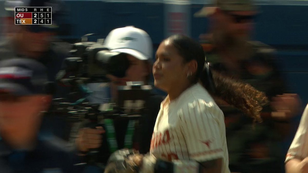 Mia Scott doing Mia Scott things 🥶 Elite defense! Texas Softball
