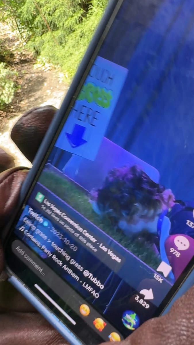 .@tubbolive ate the grass and Grass Lord has NOT moved on. No grass for Tubbo.