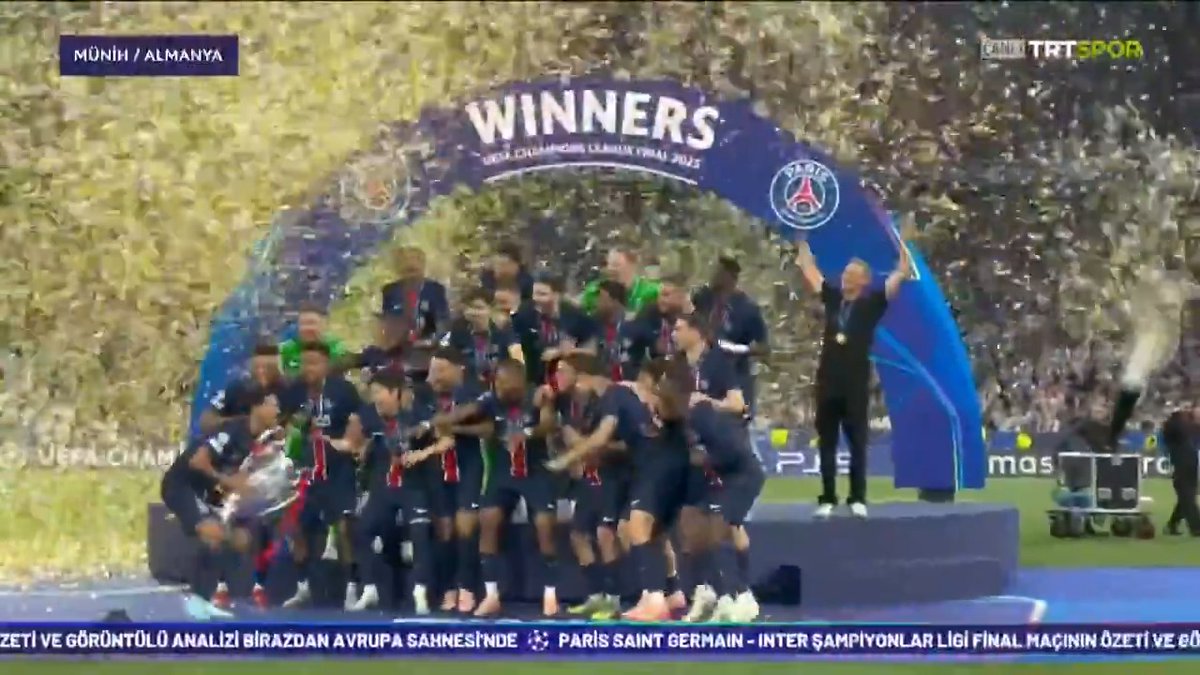 PSG, tarihindeki ilk Şampiyonlar Ligi kupasını kaldırdı. 🏆