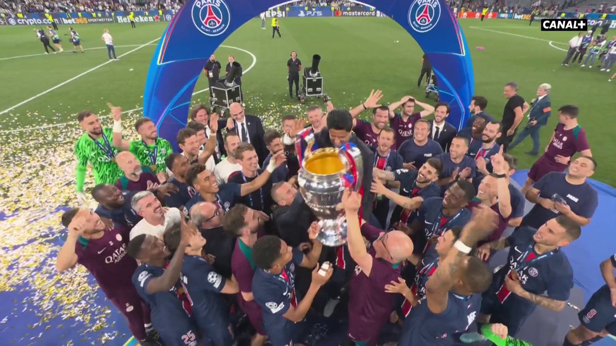 NASSER PORTÉ EN TRIOMPHE 🤣❤️💙 INCROYABLEEEEEEEEEEEE 🎥 CANAL+ Foot