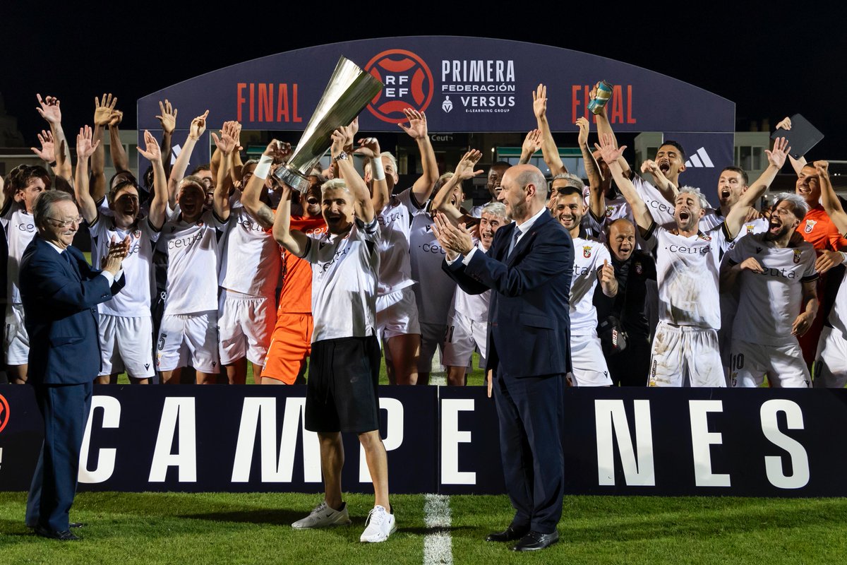 📹 Rafael Louzán entrega junto al presidente de la Ciudad Autónoma de Ceuta el trofeo de campeones de Primera Federación Versus e-Learning. 🏆 El capitán de la AD CEUTA FC, Aisar, ha recibido la copa tras la remontada de su equipo ante la Cultural y Deportiva Leonesa. ℹ️