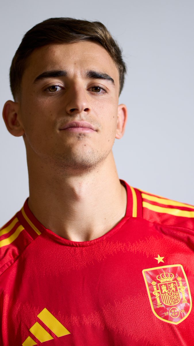 Si es que se le escapa la sonrisilla... Terminamos un día lleno de emociones con estas bonitas imágenes de uno de esos jugadores nacidos para llevar la elástica roja. Gavi, con la camiseta de la Selección Española Masculina de Fútbol. #VamosEspaña | #NationsLeague