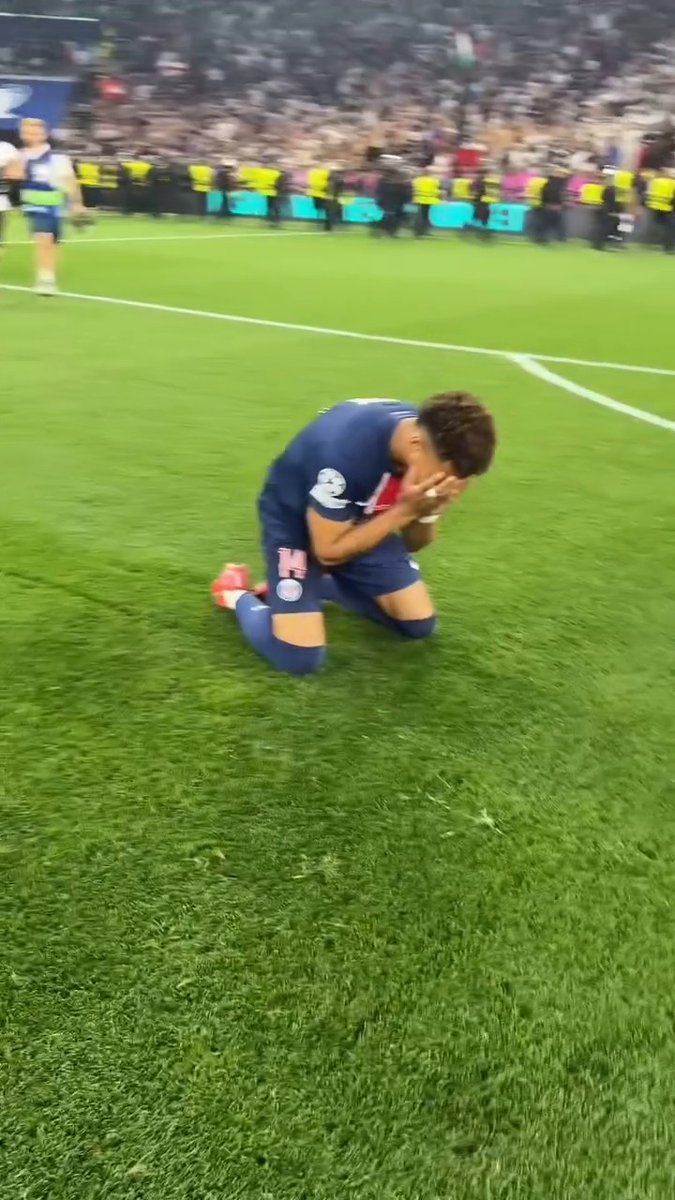Les larmes de Désiré Doué à la fin du match. 🥹🥹🥹🥹🥹 Quel joueur. Quel athlète. 👏❤️💙