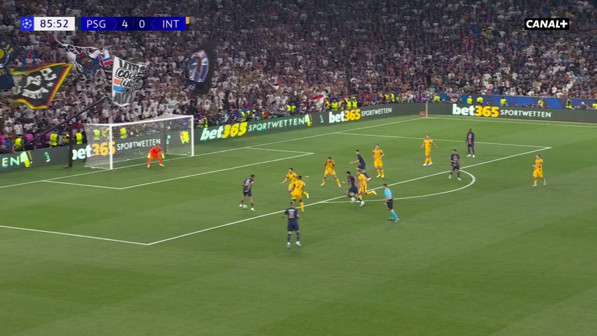 Mais en vrai vous imaginez ce qu’il c’est passé dans la tête de Mayulu à ce moment là ? Il jouait en catégorie jeune l’année dernière et la il marque en finale de LDC pour son club formateur