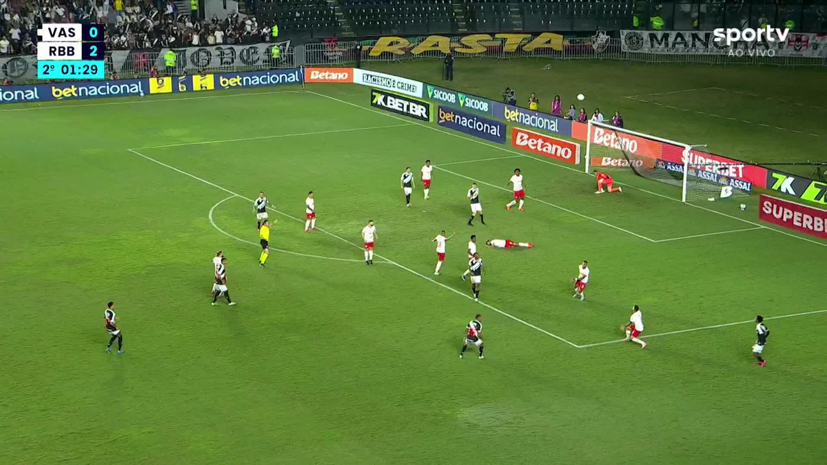QUE SUSTO! Rayan chuta forte em direção ao gol, bate na cabeça de Juninho Capixaba, que cai desacordado no gramado. Jogador se levantou e seguiu em campo na sequência.