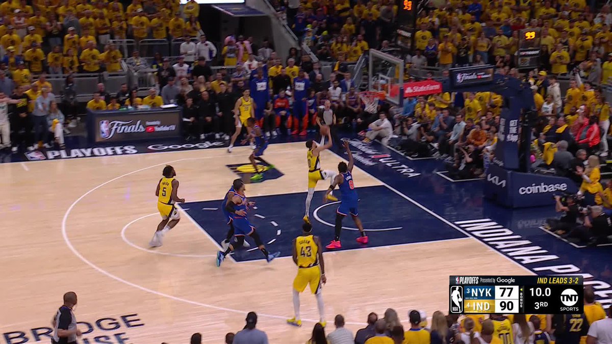 Hali faked 'em out with the Euro-step into the DUNK 🔥