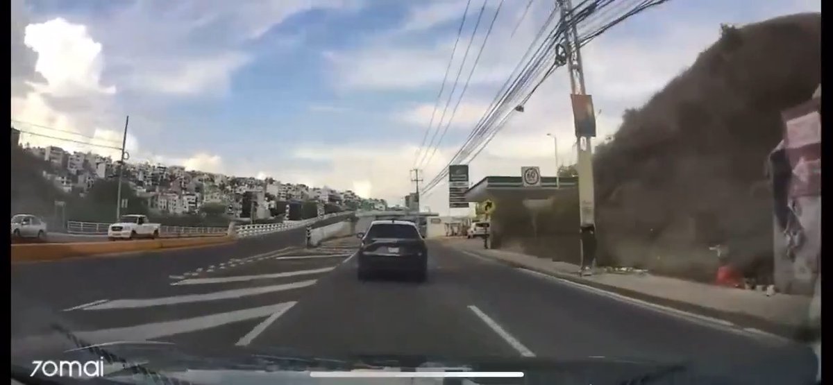 ¡Cayó del cielo! VIDEO I METEORITO SACUDE LA HUASTECA POTOSINA☄️👀 Vecinos de la Huasteca Potosina y Sierra Gorda pegaron el brinco este sábado tras un estruendo que hizo temblar hasta las ventanas. A eso de las 5 de la tarde, una bola de fuego cruzó el cielo y fue vista desde Pachuca, dejando una estela brillante y muchas teorías. ¿Meteorito, ovni, Vegeta o el fin del mundo en versión demo? Nadie sabe aún, pero las redes ya especulan. Las autoridades investigan… y nosotros, mirando al cielo.