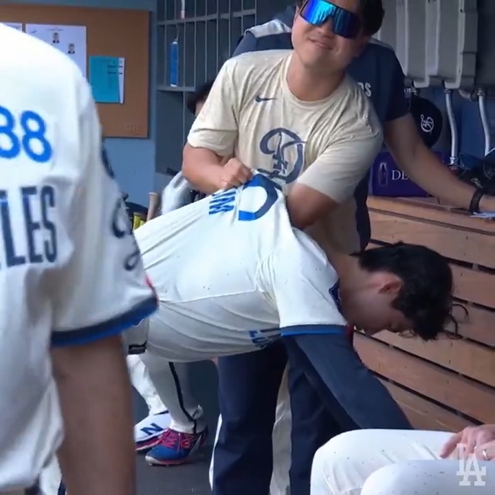 Hyeseong needed help cleaning out the sunflower seeds out of his jersey. 😂
