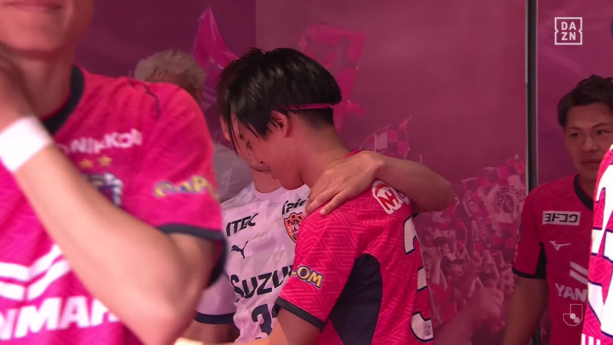 🌸偉大な先輩と🤝 この試合を最後に 海外へ飛び立つ #北野颯太 が セレッソの、そしてヨーロッパの偉大な先輩でもある #乾貴士 らと 試合前に挨拶 🏆明治安田J1第19節 🆚C大阪×清水 🆓#DAZN ライブ配信 #Jみようぜ #Jリーグ #C大阪清水