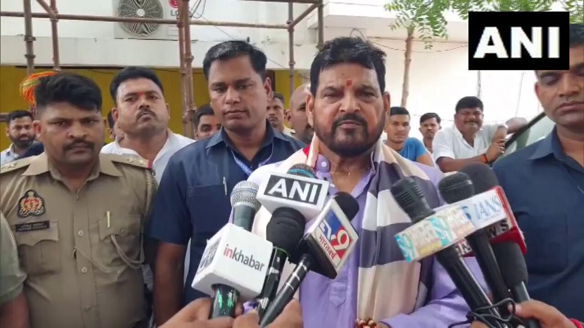 पत्रकार- रेड्डी कह रहे है राहुल प्रधानमंत्री होते तो पीओके भारत का हिस्सा होता बृजभूषण शरण सिंह- पीओके किसने दिया? तुष्टिकरण की राजनीति किसने शुरू की? किसके शासन में इस देश का बंटवारा हुआ? कांग्रेस के शासन में। कांग्रेस पीओके वापस नहीं ले सकती। भाजपा पीओके वापस लेगी। देखते रहिए, पीओके टुकड़ों में बंटने वाला है 🔥🔥