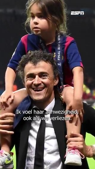 Tien jaar geleden vierde Luis Enrique het winnen van de Champions League met FC Barcelona samen met zijn dochtertje Xana. In 2019 overleed zij op slechts 9-jarige leeftijd aan de gevolgen van botkanker. 💔 Luis Enrique reageert op een ontroerend eerbetoon van de PSG-fans 🥺❤️