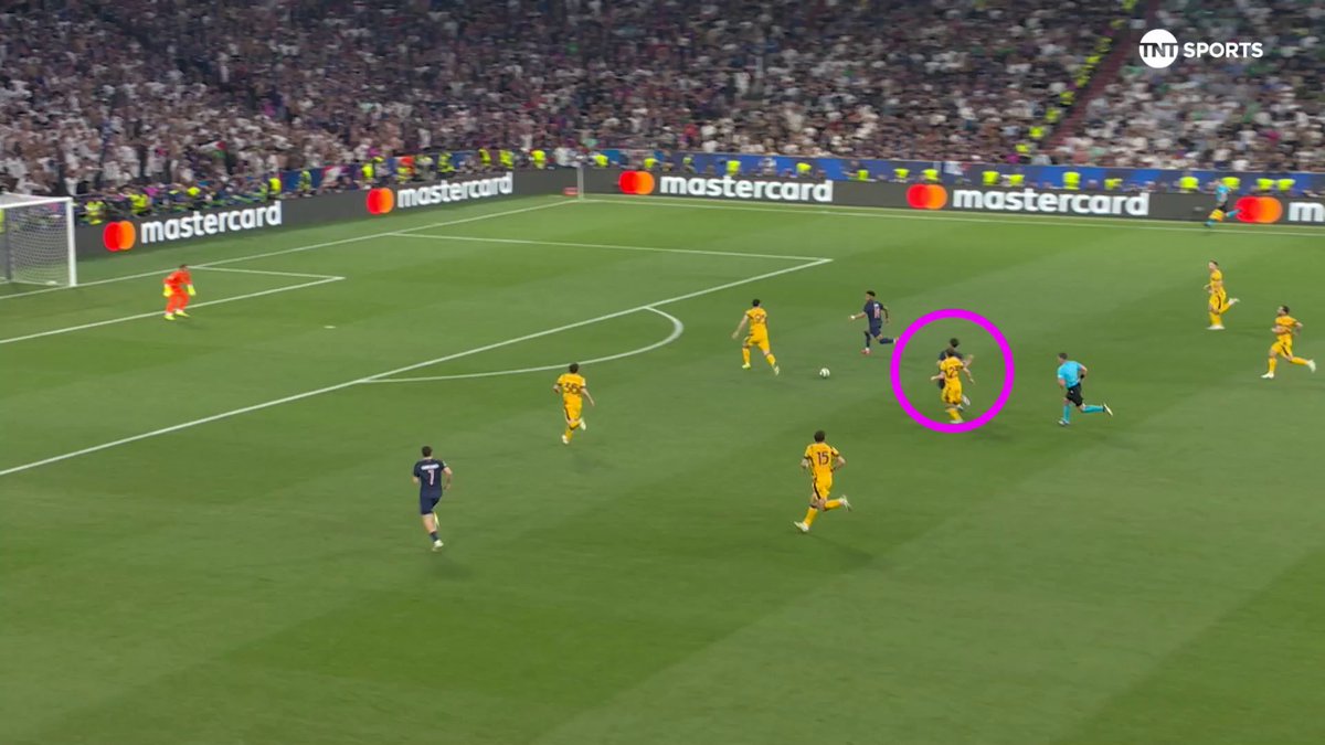 Just sit back and appreciate Vitinha's brilliance in the build-up to PSG's third goal last night 🎩