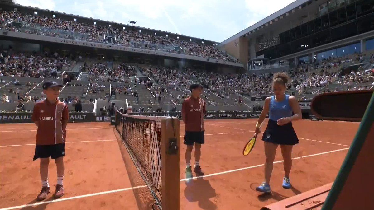 Big forehand to take the first set 6-4 💥 #RolandGarros