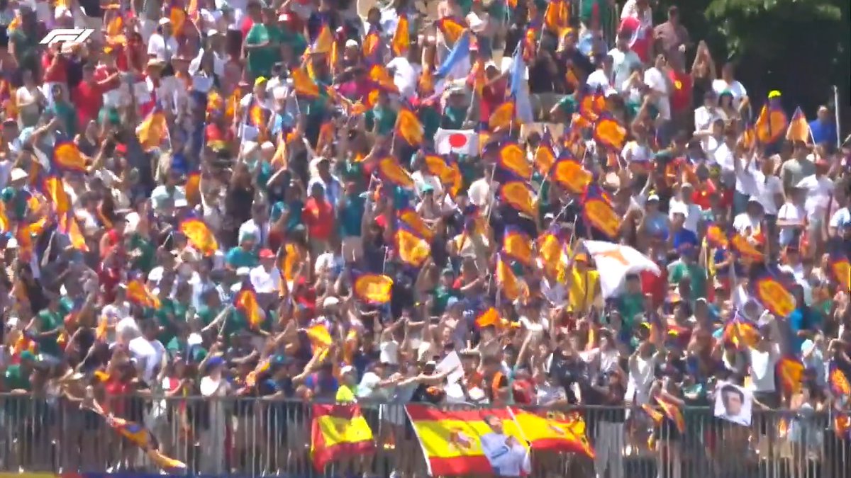 Taking time for the fans in the Spanish sun 🙌 Bravo, Carlos Sainz 👊 #F1 #SpanishGP
