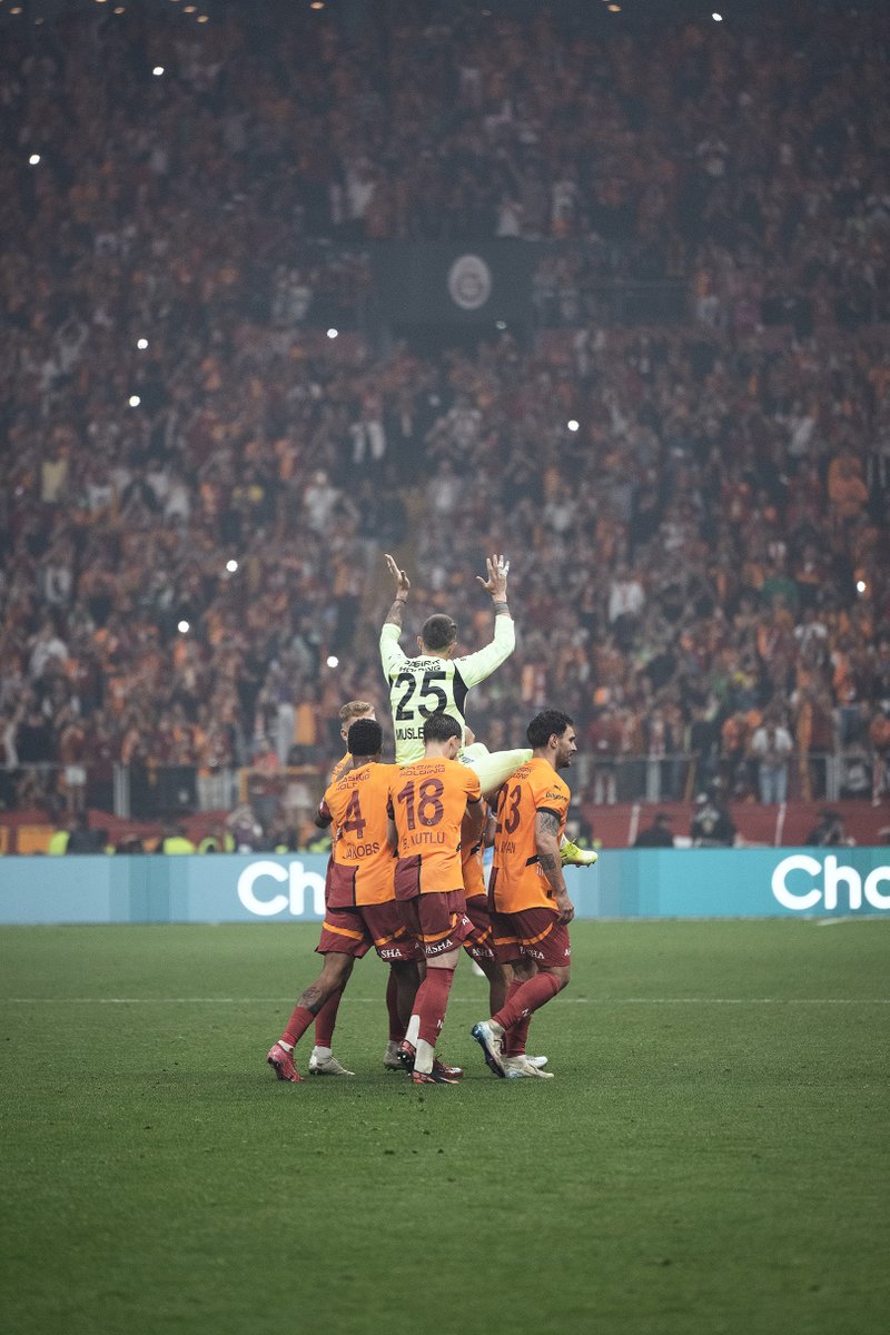 Belki ekran başında son kez duyduk ama kulaklarımızda hep yankılanacak. “Son anda Muslera…” 💛❤️