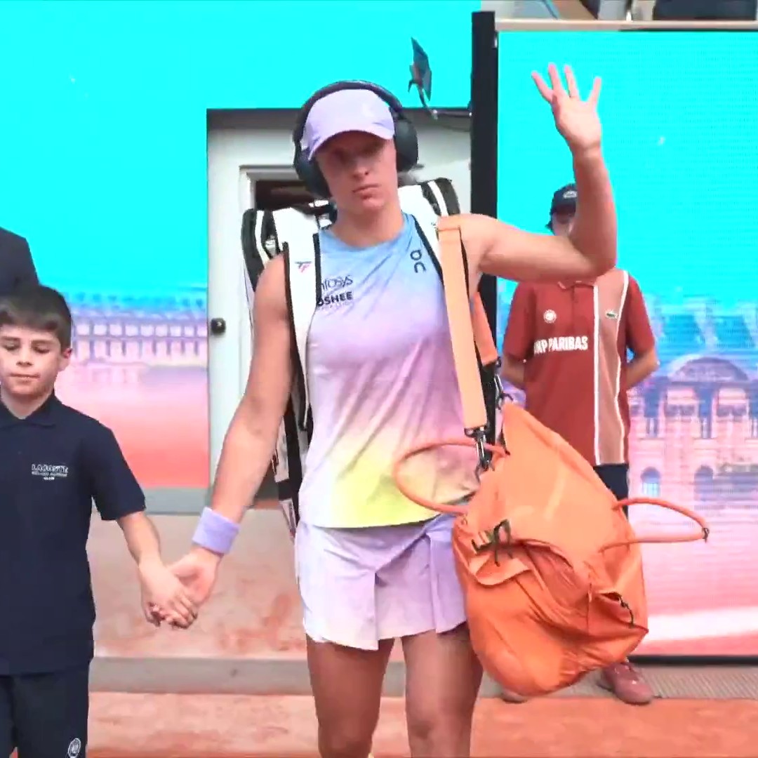 Iga Swiatek and Elena Rybakina walk onto Philippe-Chatrier for a blockbuster match-up! 🙌 #RolandGarros