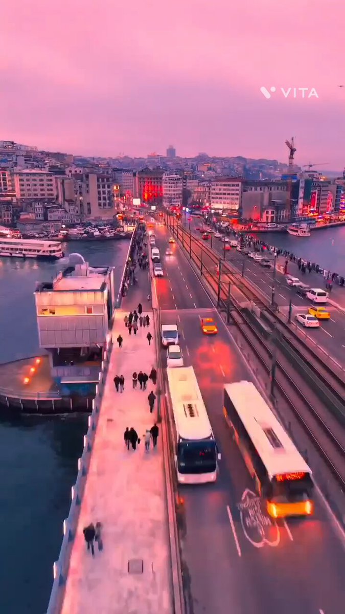 İstanbul, senin gibi ihanetin de aşkın da başkenti.