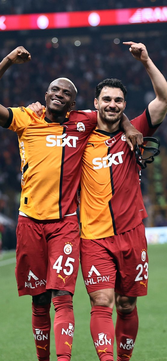 Sezonun son maçında perdeyi kapatan isim: 𝑽𝒊𝒄𝒕𝒐𝒓 𝑶𝒔𝒊𝒎𝒉𝒆𝒏! 🔥