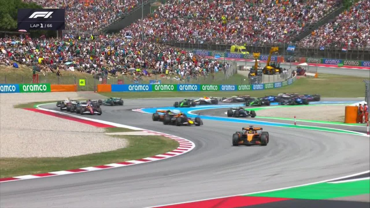 "Max Verstappen" Porque largó con la chota al aire y superó en la primera curva a Lando Norris en el comienzo del Gran Premio de España. Qué bien que largó el neerlandés, y como siempre el británico largando como el orto, terrible putita.