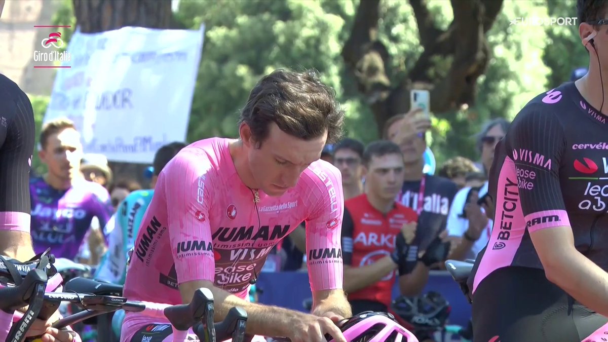 El emotivo minuto de silencio en memoria de Daisy, esposa de Robert Gesink fallecida este sábado. #GirodItalia