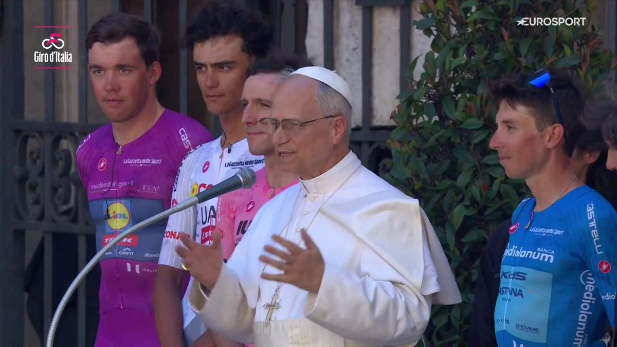 Es una de las imรกgenes del aรฑo en el ciclismo ๐ป๐ฆ ๐๐น ๐ฃ๐ฎ๐ฝ๐ฎ ๐๐ฒ๐ผฬ๐ป ๐ซ๐๐ฉ ๐ฏ๐ฒ๐ป๐ฑ๐ถ๐ฐ๐ฒ ๐ฎ๐น ๐ฝ๐ฒ๐น๐ผ๐๐ผฬ๐ป ๐ฑ๐ฒ๐น ๐๐ถ๐ฟ๐ผ ๐ฑ๐ฒ ๐๐๐ฎ๐น๐ถ๐ฎ. #GirodItalia