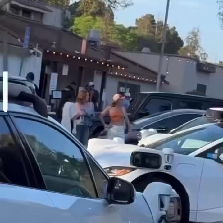 🚨BREAKING: WAYMO VEHICLES CAUSE MAJOR ROADBLOCKS DUE TO UNKNOWN PHENOMENON, HALTING TRAFFIC FLOW I hope Tesla’s Robotaxi service starts soon! $TSLA