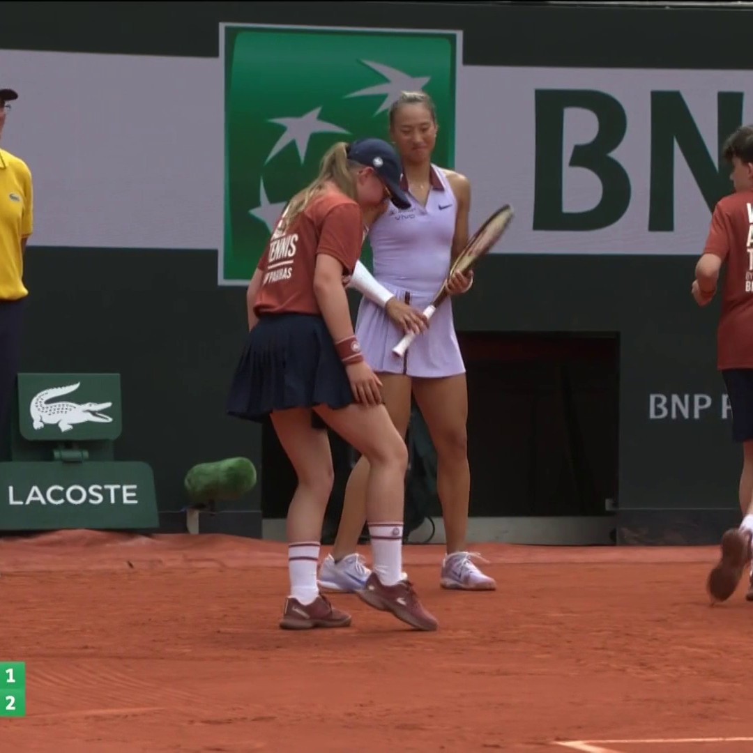 Ball kids to the rescue! 🐝 #RolandGarros