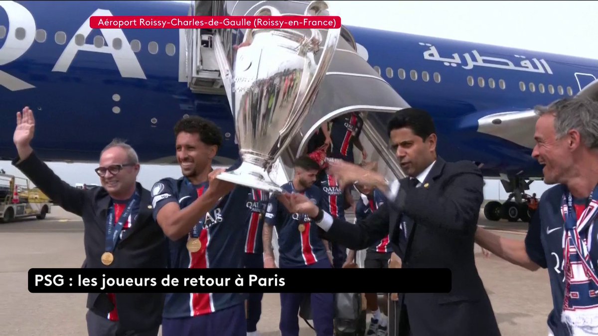 🔴 DIRECT - Les joueurs du Paris Saint-Germain viennent d'arriver à l'aéroport de Roissy, avant la parade prévue dans quelques minutes sur les Champs Élysées. #PSG
